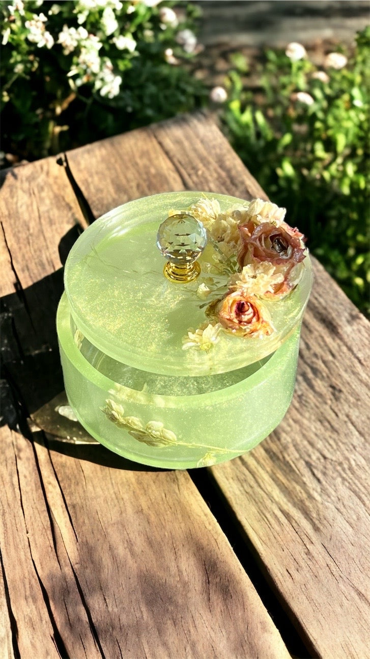 Schmuckkästchen aus Epoxidharz Handgefertigt mit natürlichen Blumen / Aufbewahrungskästchen / Epoxidart / Schmuck / Unikat / Echte Blumen (Copy)
