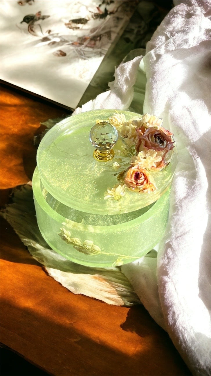 Schmuckkästchen aus Epoxidharz Handgefertigt mit natürlichen Blumen / Aufbewahrungskästchen / Epoxidart / Schmuck / Unikat / Echte Blumen (Copy)