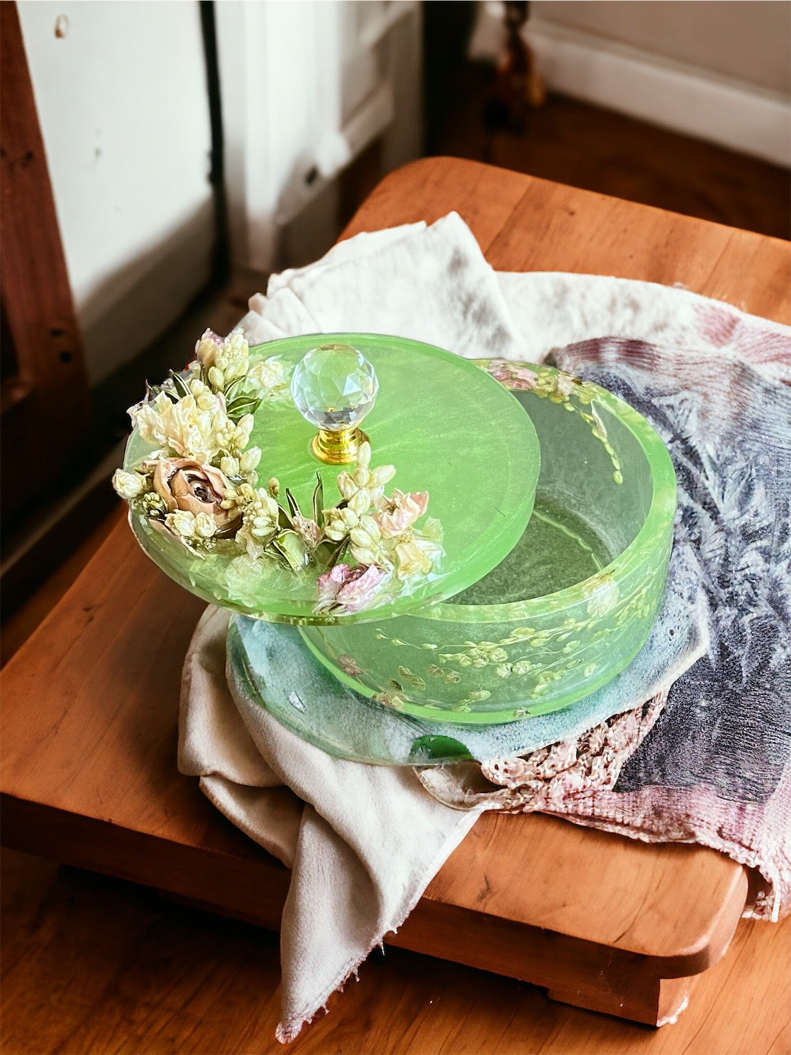 Schmuckkästchen aus Epoxidharz Handgefertigt mit natürlichen Blumen / Aufbewahrungskästchen / Epoxidart / Schmuck / Unikat / Echte Blumen