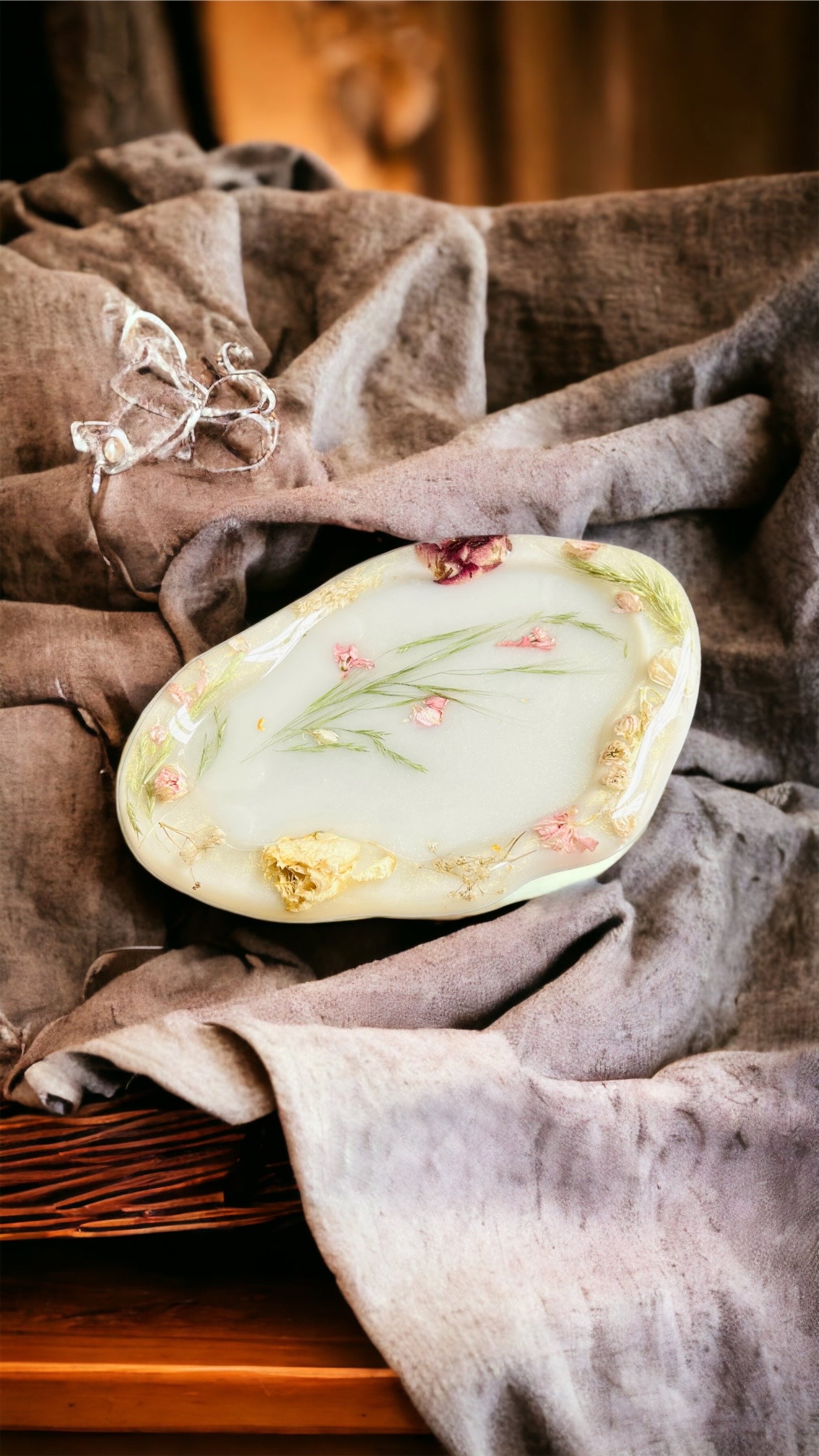 SchmuckSchale (decorative tray ) aus Epoxidharz- Handgefertigt mit natürlichen Blumen.Epoxidart / Schmuck / Unikat / Echte Blumen