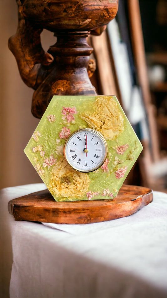 Uhr aus Epoxidharz Handgefertigt mit natürlichen Blumen / Uhren / Epoxidart / Schmuck / Unikat / Echte Blumen