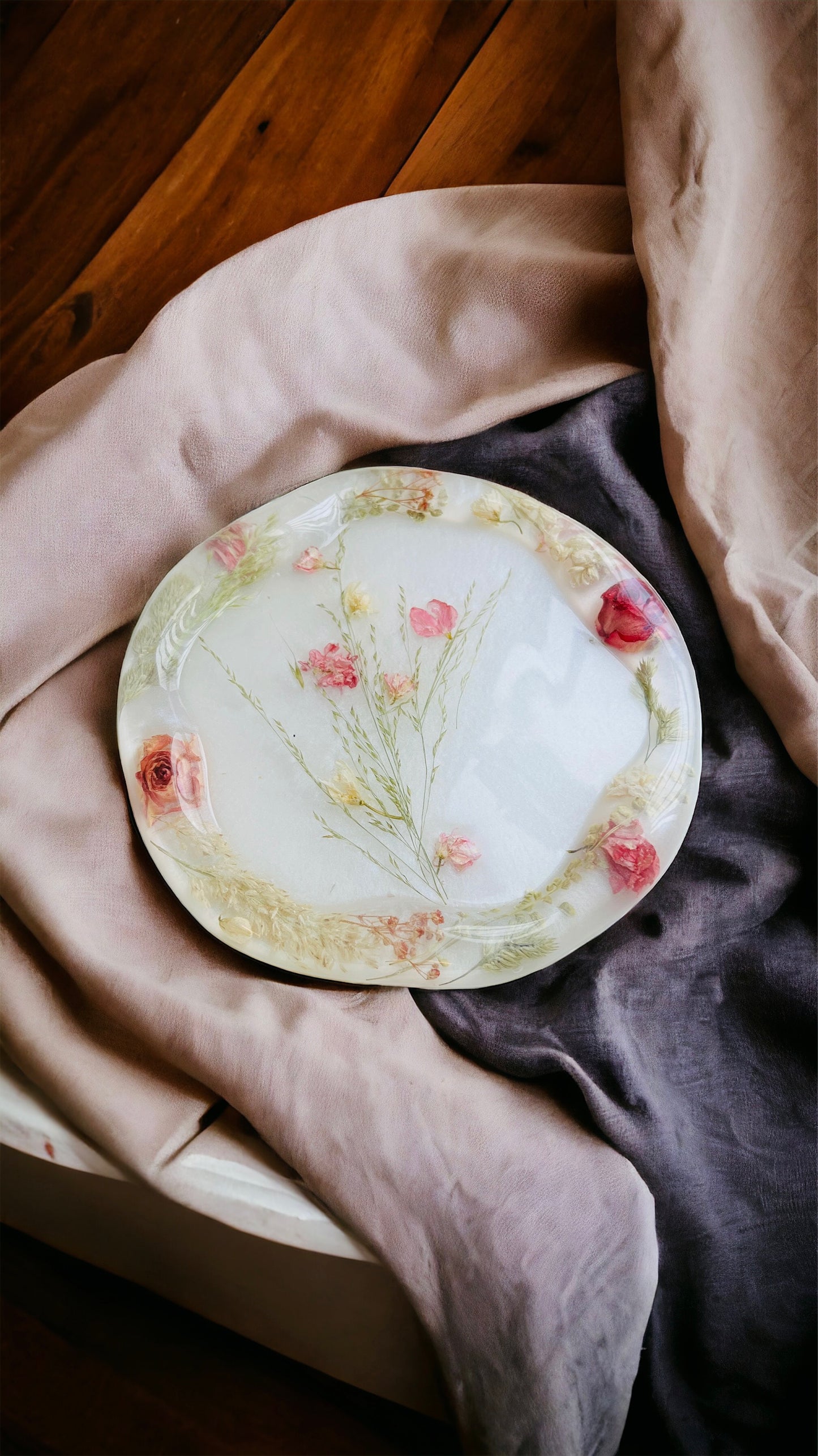 SchmuckSchale (decorative tray ) aus Epoxidharz- Handgefertigt mit natürlichen Blumen.Epoxidart / Schmuck / Unikat / Echte Blumen