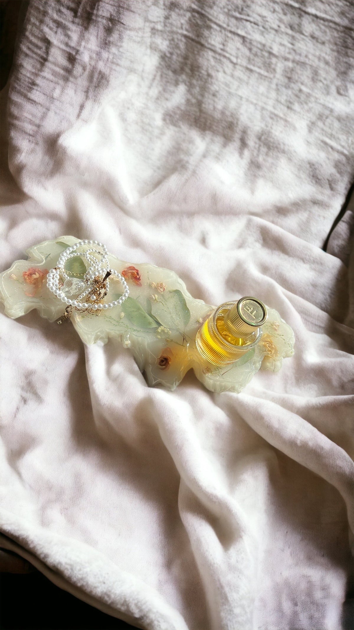 Resin tray with real flowers close up