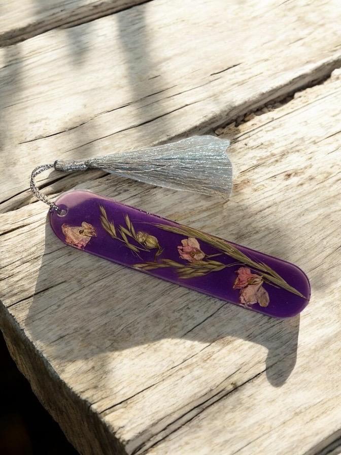 Pressed flower resin bookmark with real dried flowers