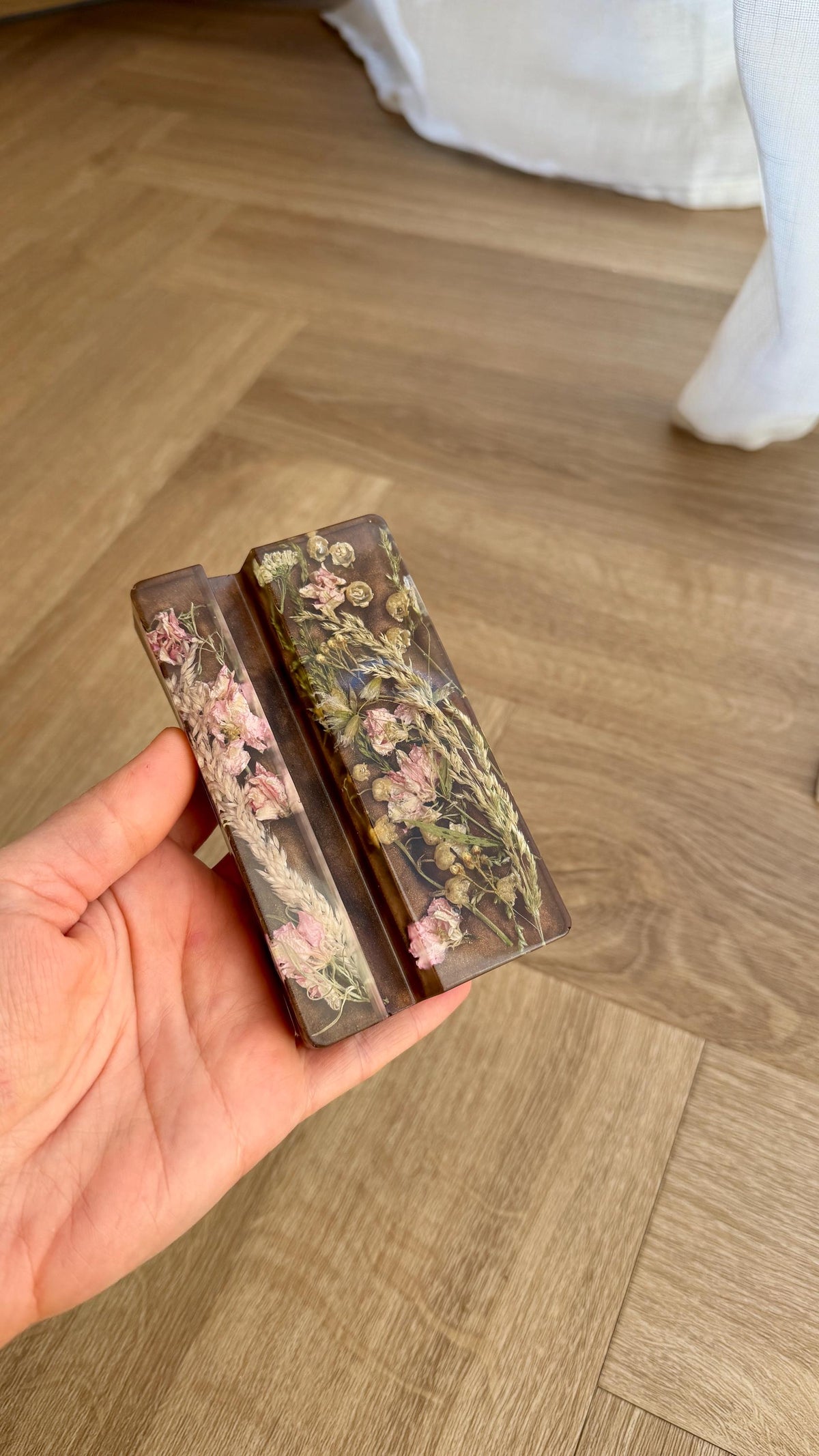 Resin phone holder with flowers