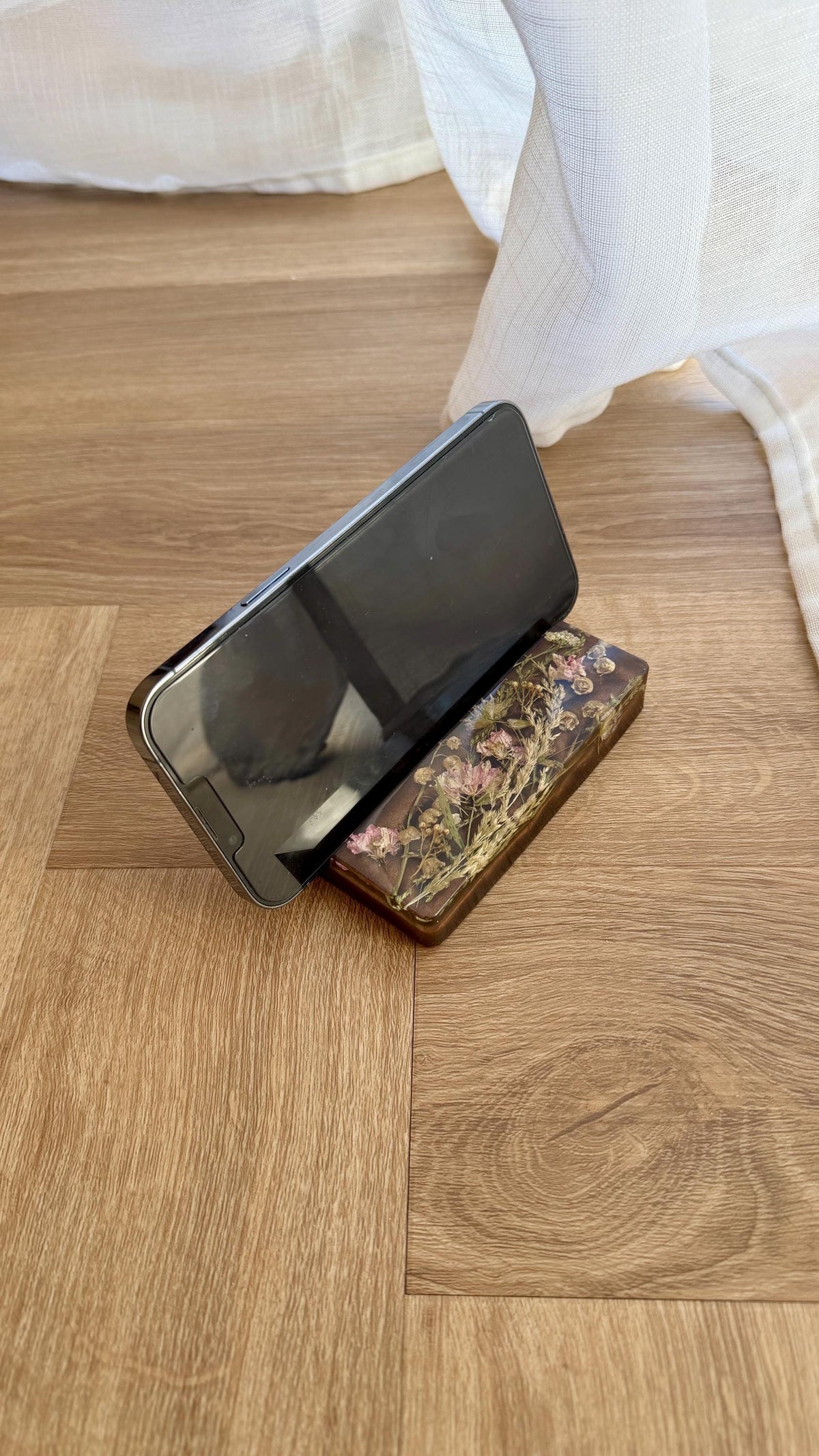 Floral resin phone holder