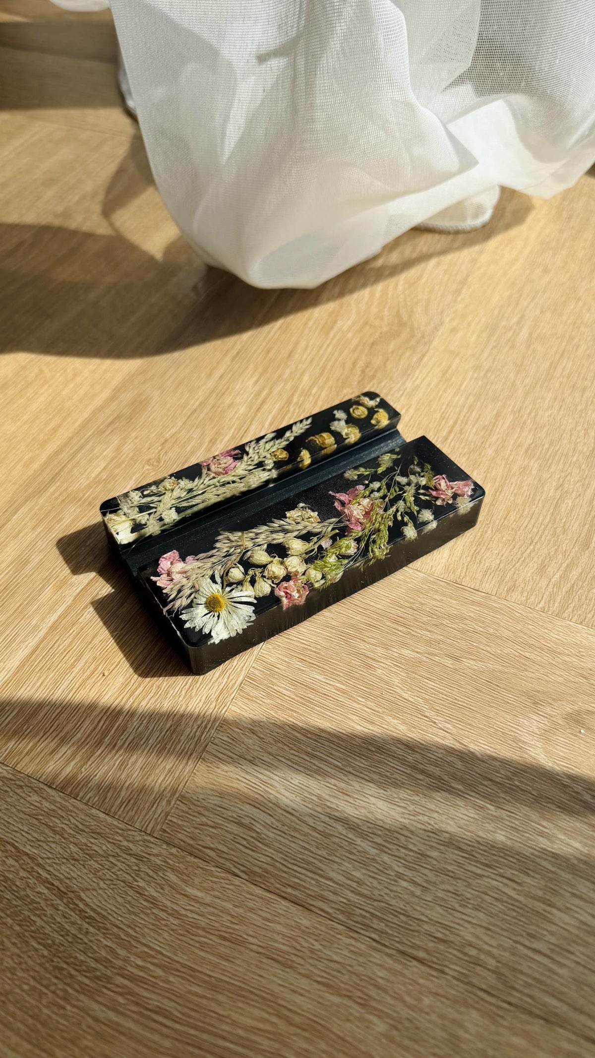 Floral resin phone stand