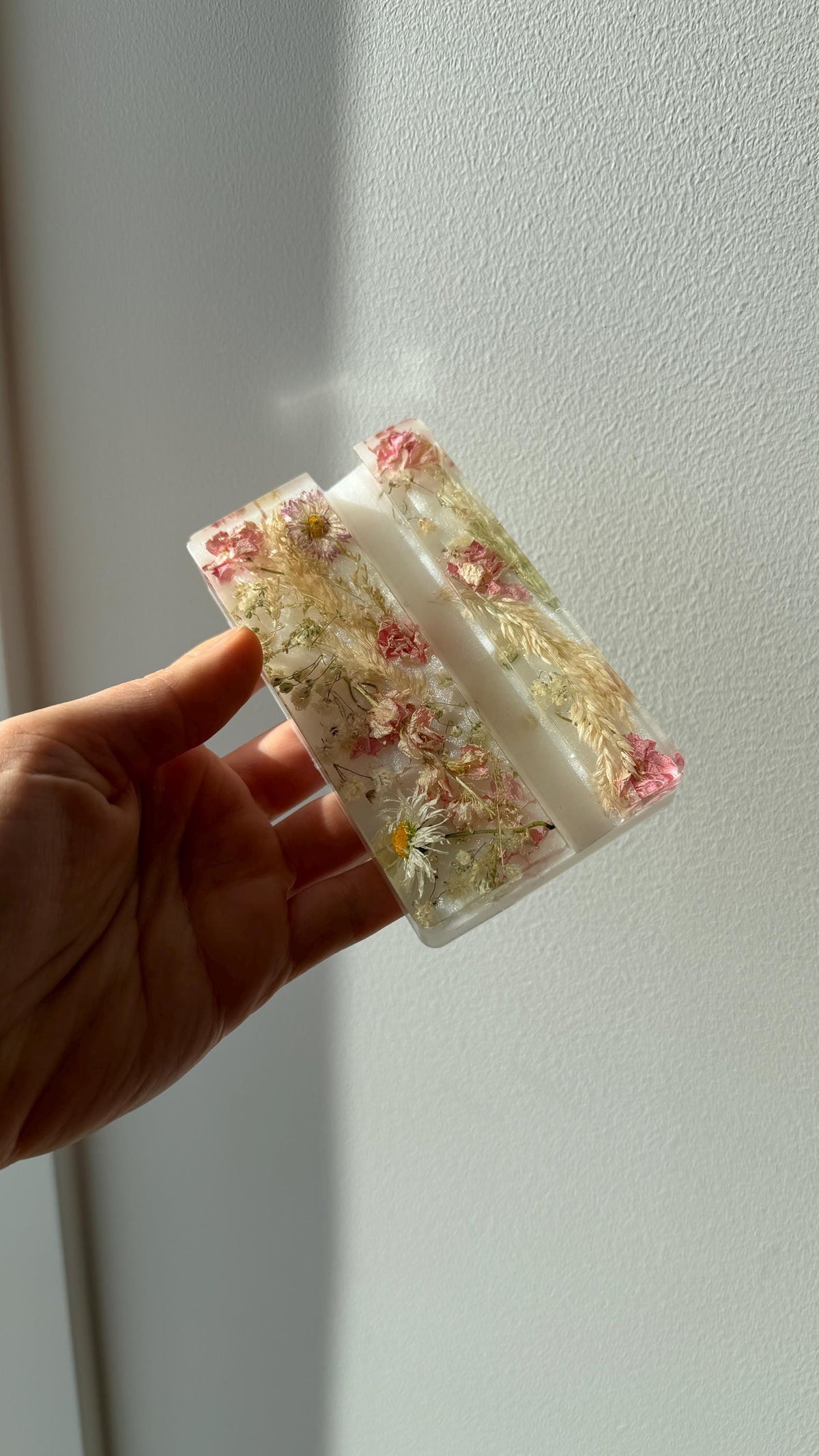 Epoxy resin phone holder with real flowers