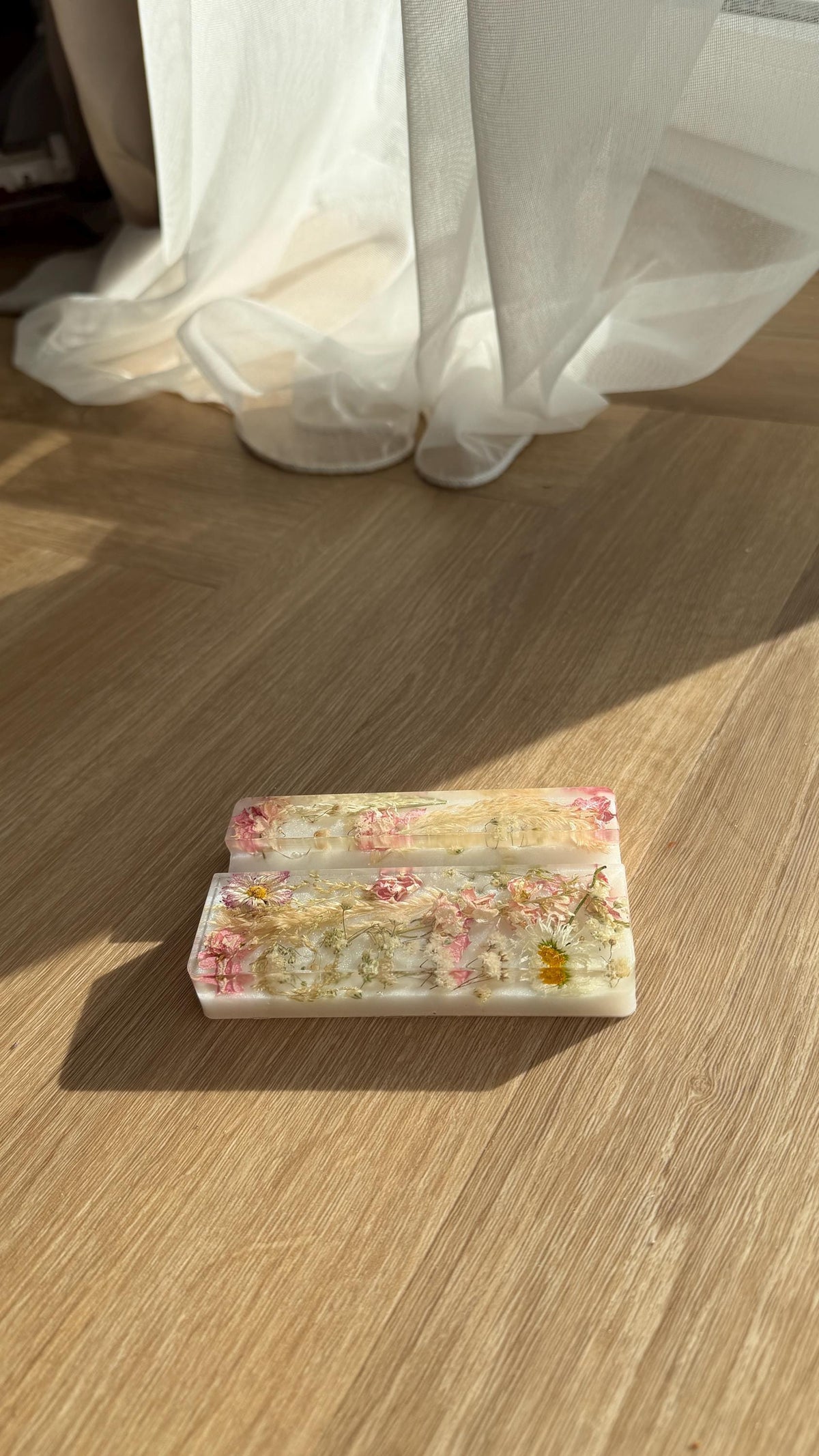 Resin phone stand side view