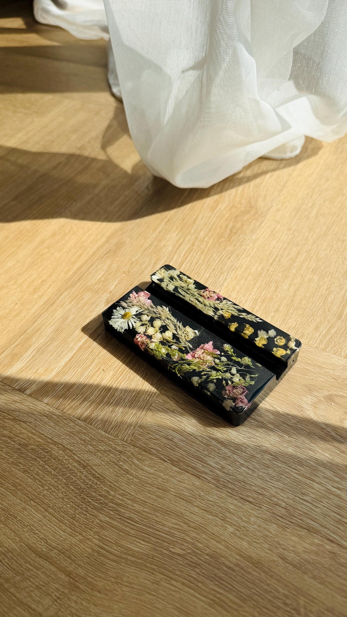Epoxy resin phone holder with real dried flowers