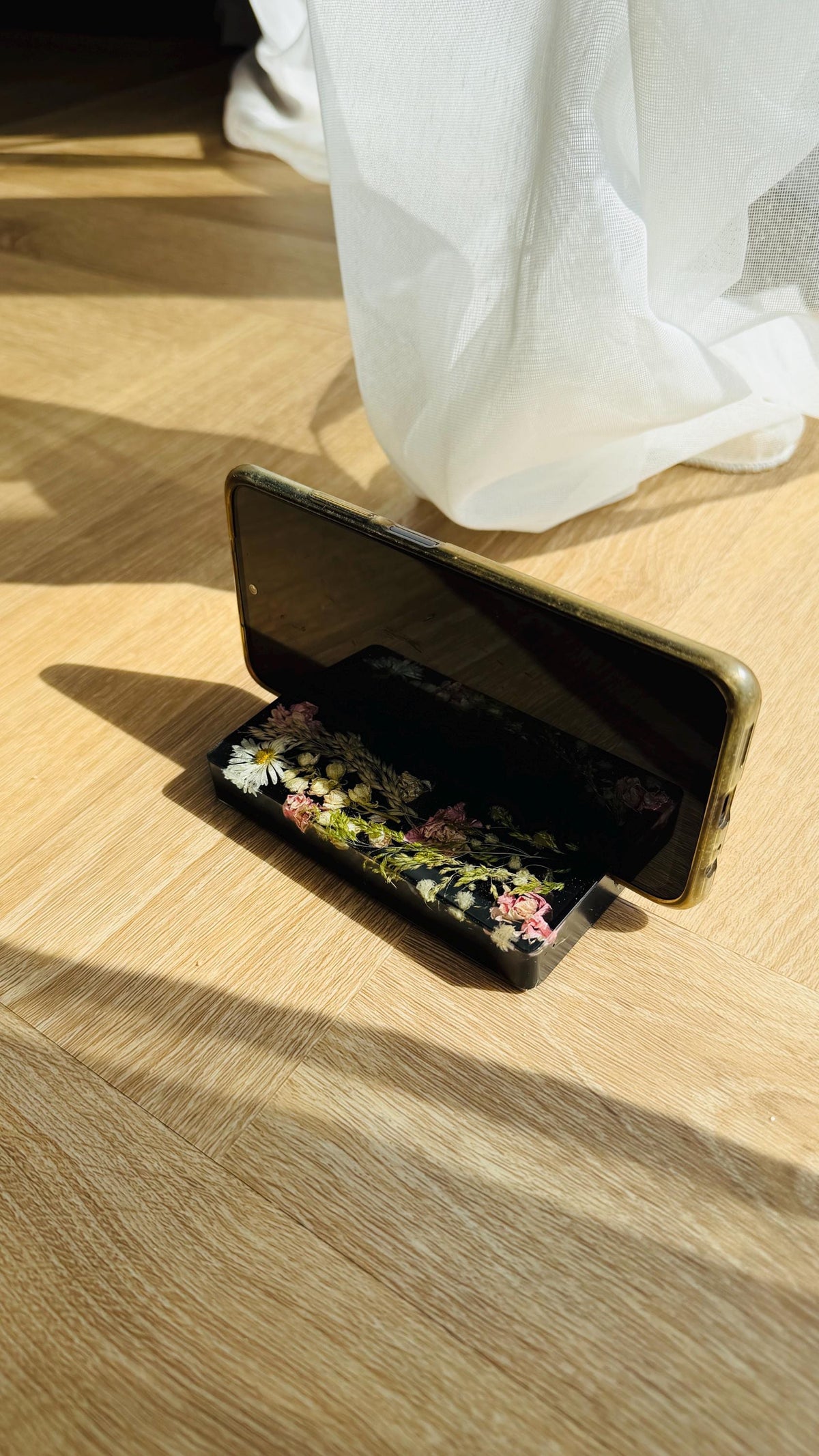 Epoxy resin phone holder with dried flowers