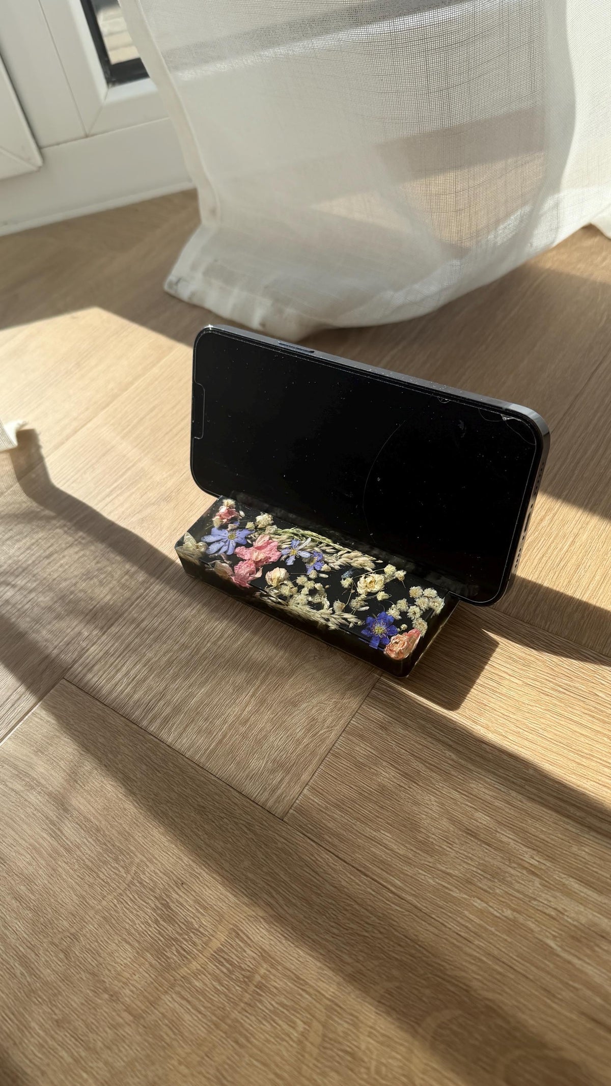 Dried flower phone holder