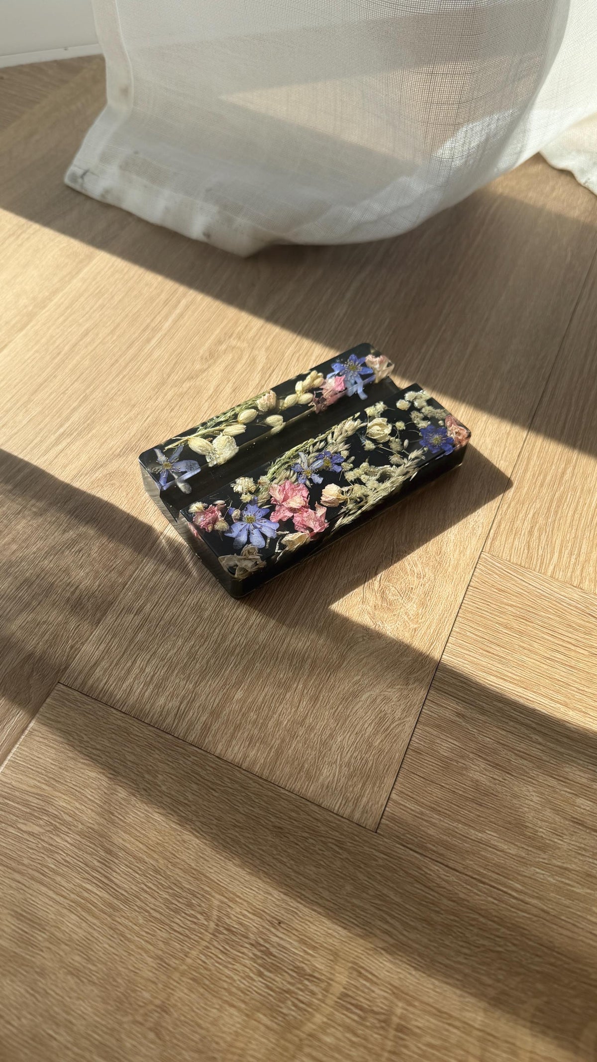 Floral resin phone stand